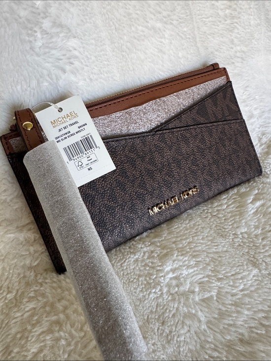 Michael Kors Accessories - NWT Michael Kors Wrist Wallet